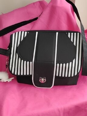 Black & White Striped Women’s Crossbody Bag - Classic Contrast